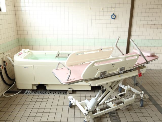 特殊浴槽のある浴室 浴室 利便性を考慮した機械式浴槽が整っており、安全に入浴サポートが行える設備が備わっています。環境に合わせた介助技術が身に付けられるでしょう。