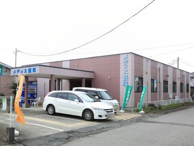 ピンクの外壁の建物エントランス