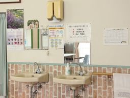 清潔な洗面台と掲示物