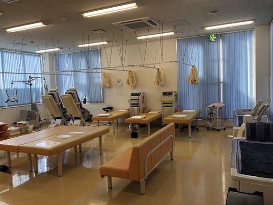 機能訓練室の器具とベッド  