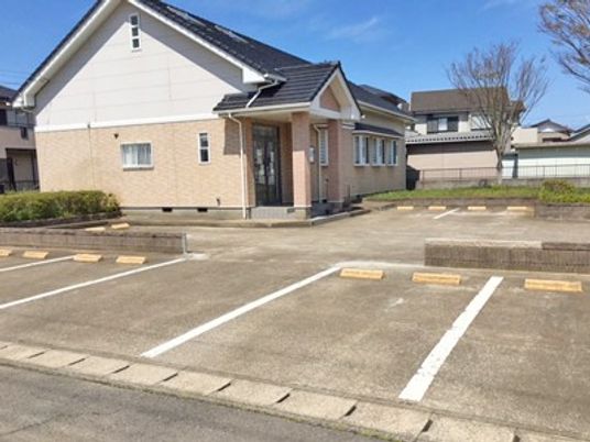 施設の外観と駐車場  