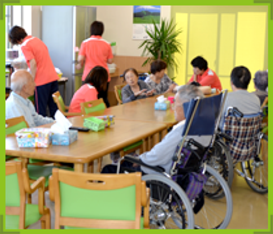 車椅子の人々が集うダイニングルーム