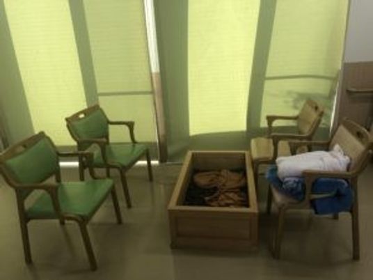 椅子が並ぶ休憩室  
