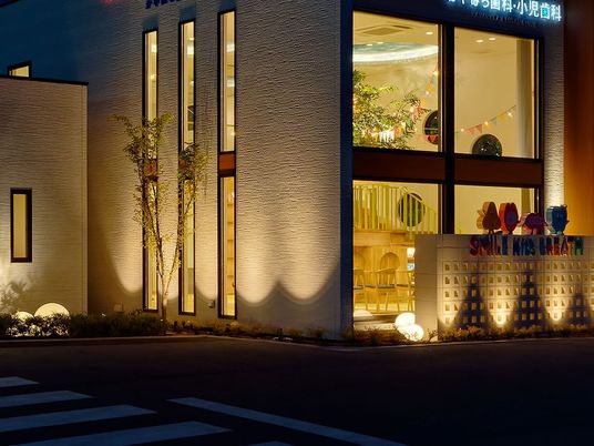 夜の建物外観  