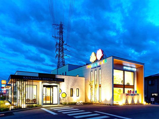 明るい外観の建物  