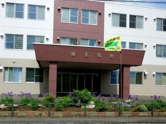 病院風の建物外観  
