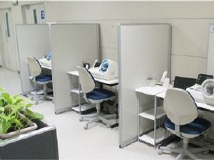 作業席が並ぶ室内  