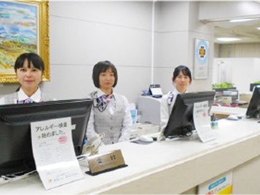 受付カウンターのスタッフ  