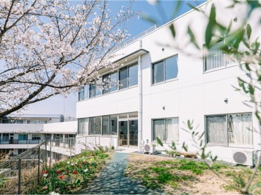 桜に囲まれた外観  