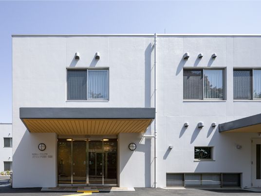 明るい建物の外観  