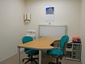 相談室の机と椅子がある部屋  