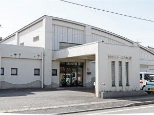 明るい施設の外観  