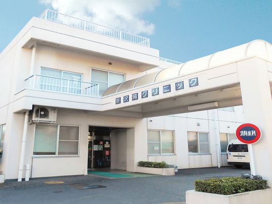 白い外観の建物  