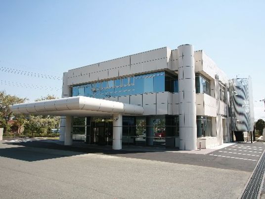 モダンな建物のエントランス
