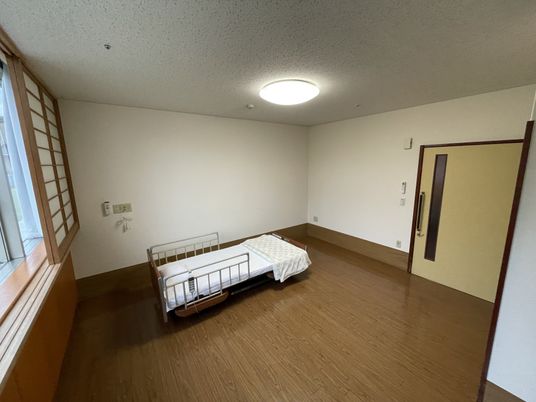 明るい個室の居室