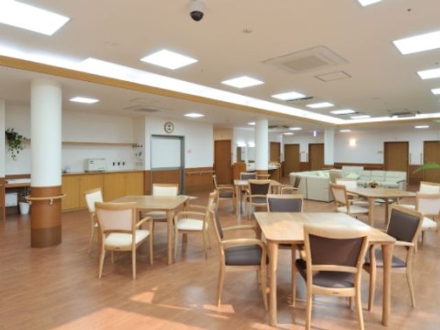 広々とした清潔な食堂 食堂 ゆったり配置された椅子とテーブルが印象的な空間です。こちらでの食事準備や配膳に携わることができます。