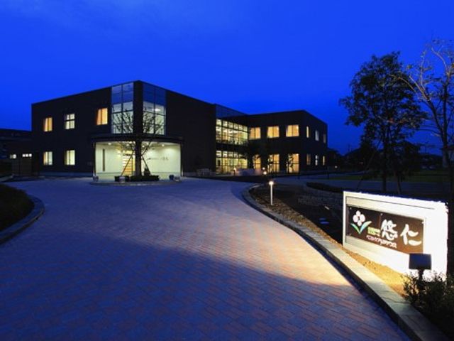夜景の美しい外観 外観 夕暮れ時を背に、優しい光を放つ建物は、あたたかく働く環境を提供しています。訪れる人々を歓迎する姿が印象的です。