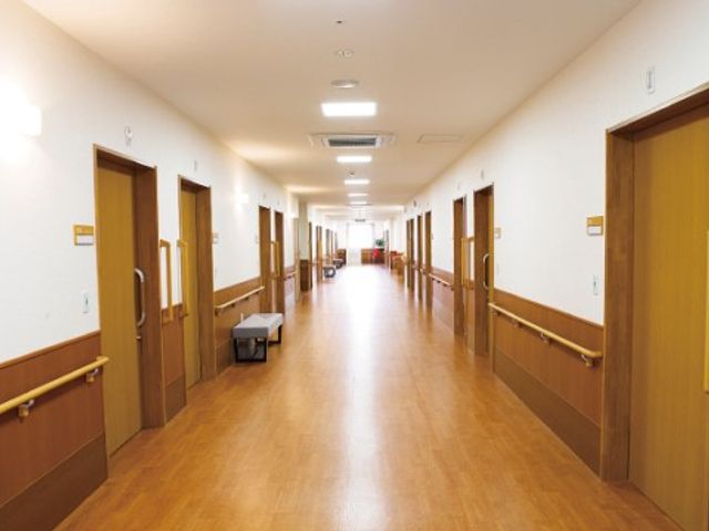 広々とした綺麗な廊下 廊下 手すりが完備された、明るく広々とした廊下です。ここを通じて、日々の活動が快適に行われます。