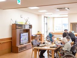 明るい食堂と利用者