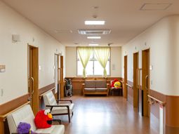 明るい廊下の風景