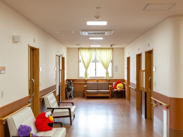 明るい廊下の風景