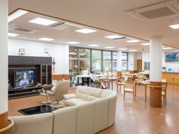 明るい共有リビングスペース