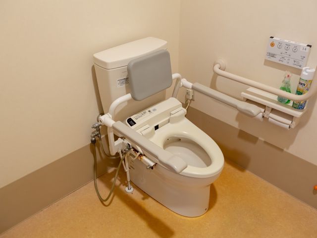 バリアフリートイレの内観 トイレ 安全なサポートを考えたバリアフリー設計のトイレです。手すりや広々としたスペースが福祉用具の使用を容易にしています。