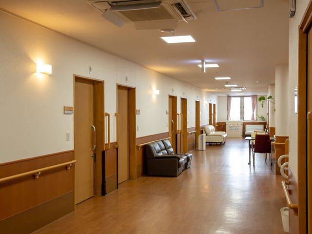 温かみのある廊下 廊下 やすらぎを感じる居心地の良い廊下は、ソファーやテーブルが配置されており、ゆったりとした時間を過ごせる空間になっています。