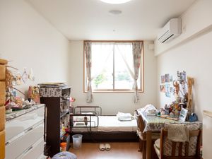 居室の明るい一室