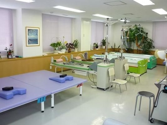 機能訓練室の明るい空間  