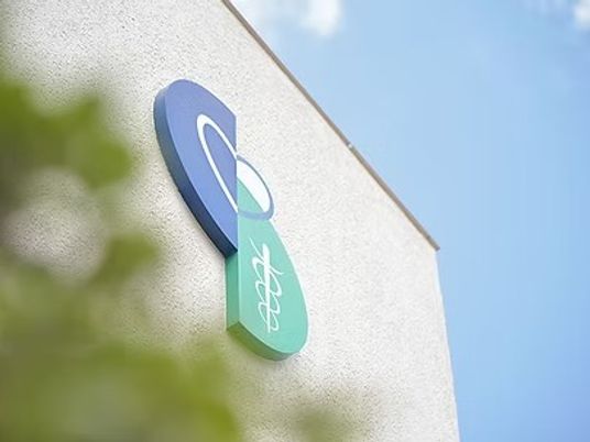 外壁の施設ロゴ看板