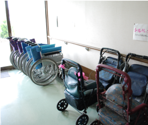 車椅子が並ぶ廊下