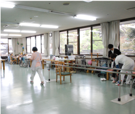 光が差し込む機能訓練室