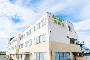 青空の中の建物外観