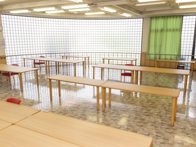 明るい空間の多目的室 多目的室 広々とした多目的室は、自然光が差し込み、快適な学習や活動を行うのに最適な場所です。