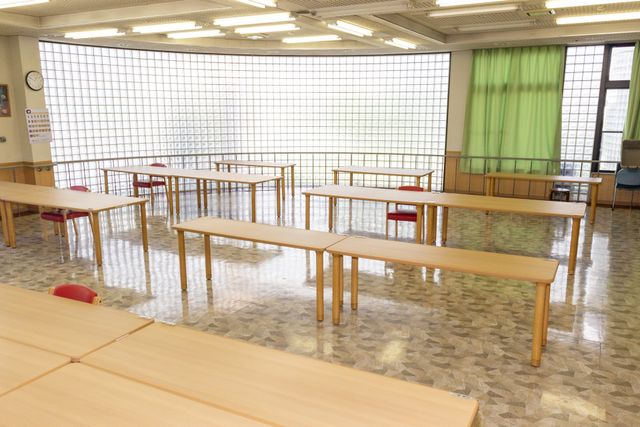 明るい空間の多目的室 多目的室 広々とした多目的室は、自然光が差し込み、快適な学習や活動を行うのに最適な場所です。
