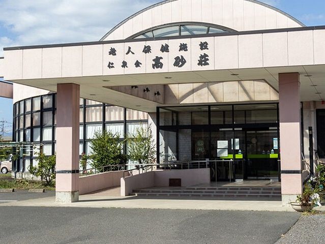 温かみのあるエントランス エントランス 温かみを感じるエントランスがあります。来客やスタッフを迎えるにふさわしい落ち着いた雰囲気です。
