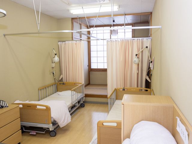 明るい居室 居室 自然光が差し込む明るい居室です。プライバシーを保ちつつ、快適に過ごせる空間が広がっています。