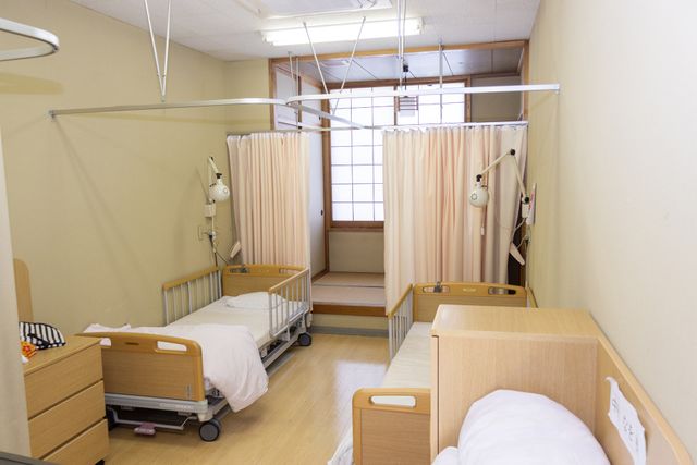 明るい居室 居室 自然光が差し込む明るい居室です。プライバシーを保ちつつ、快適に過ごせる空間が広がっています。