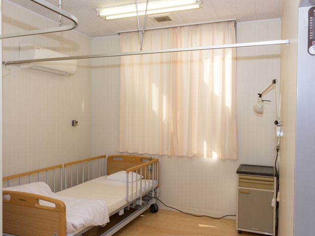 ベッドと窓の居室 居室 自然光が入る明るい居室です。静かな環境で、リラックスして過ごせます。