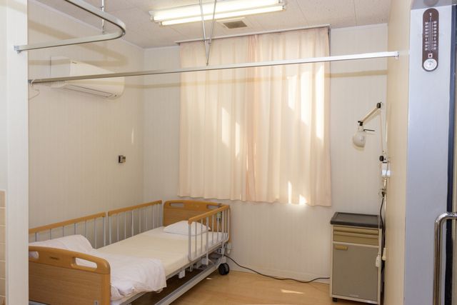ベッドと窓の居室 居室 自然光が入る明るい居室です。静かな環境で、リラックスして過ごせます。