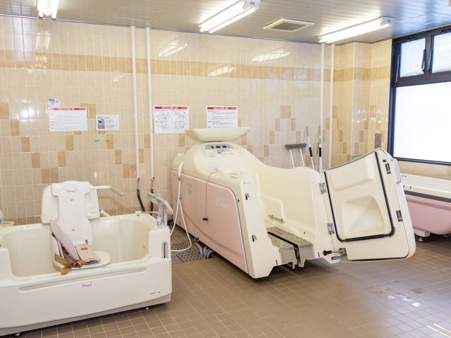 機能的な浴室 浴室 最新設備が整った浴室で、快適な入浴をサポートします。利用者の安全も考慮されています。