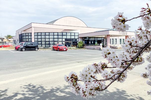 桜が咲く外観