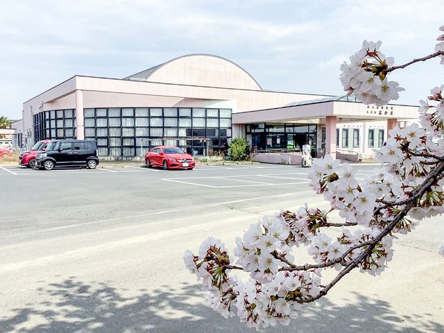 桜が咲く外観 外観 桜が咲き誇る中に佇む施設です。春の自然を楽しみながら働ける環境となっています。