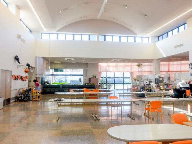 広々とした空間のラウンジ ラウンジ 天井が高く、自然光をたっぷり取り入れた開放的なラウンジです。リラックスしながら過ごせます。