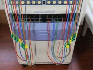 機器とコードの運動器具  