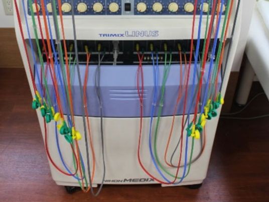 機器とコードの運動器具  