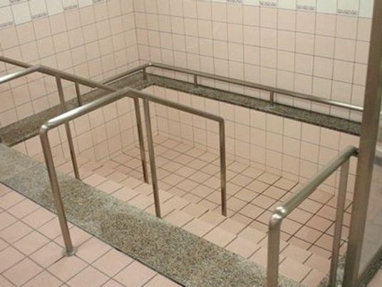 手すり付きの浴室  
