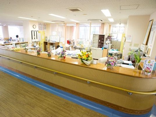 明るい受付カウンターのあるロビー  