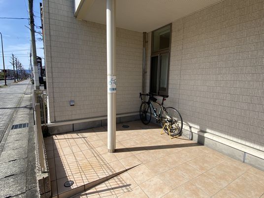 建物外の屋根付き通路  